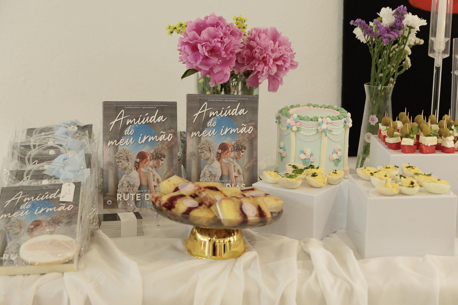 Coffee break personalizado com bolo, flores e presentes