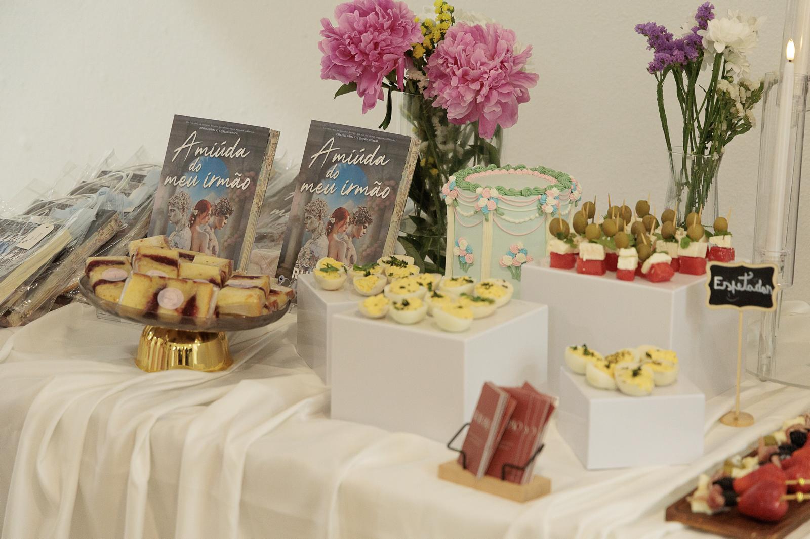 Mesa de coffee break preparada para um lançamento