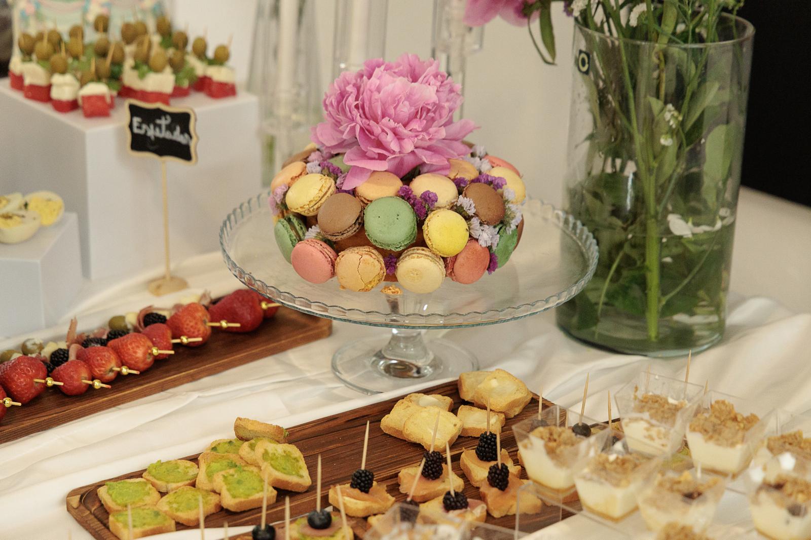 Macarons, fruta e pequenos doces num coffee break Flor & Pão