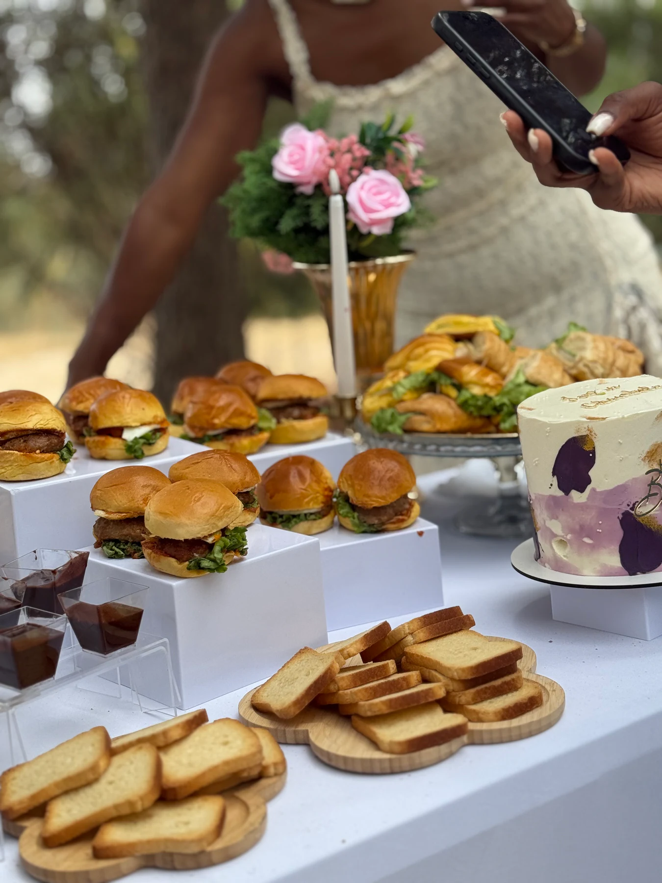 Mesa de catering preparada para um encontro Flor & Pão