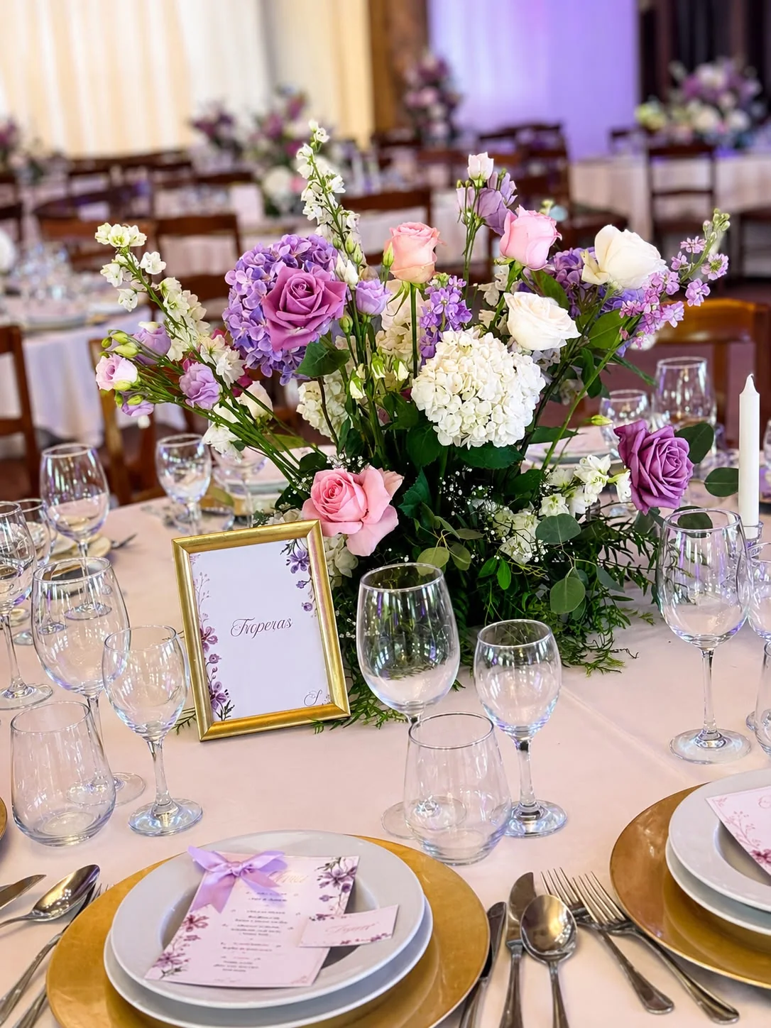 Centro de mesa floral num casamento decorado pela Flor & Pão