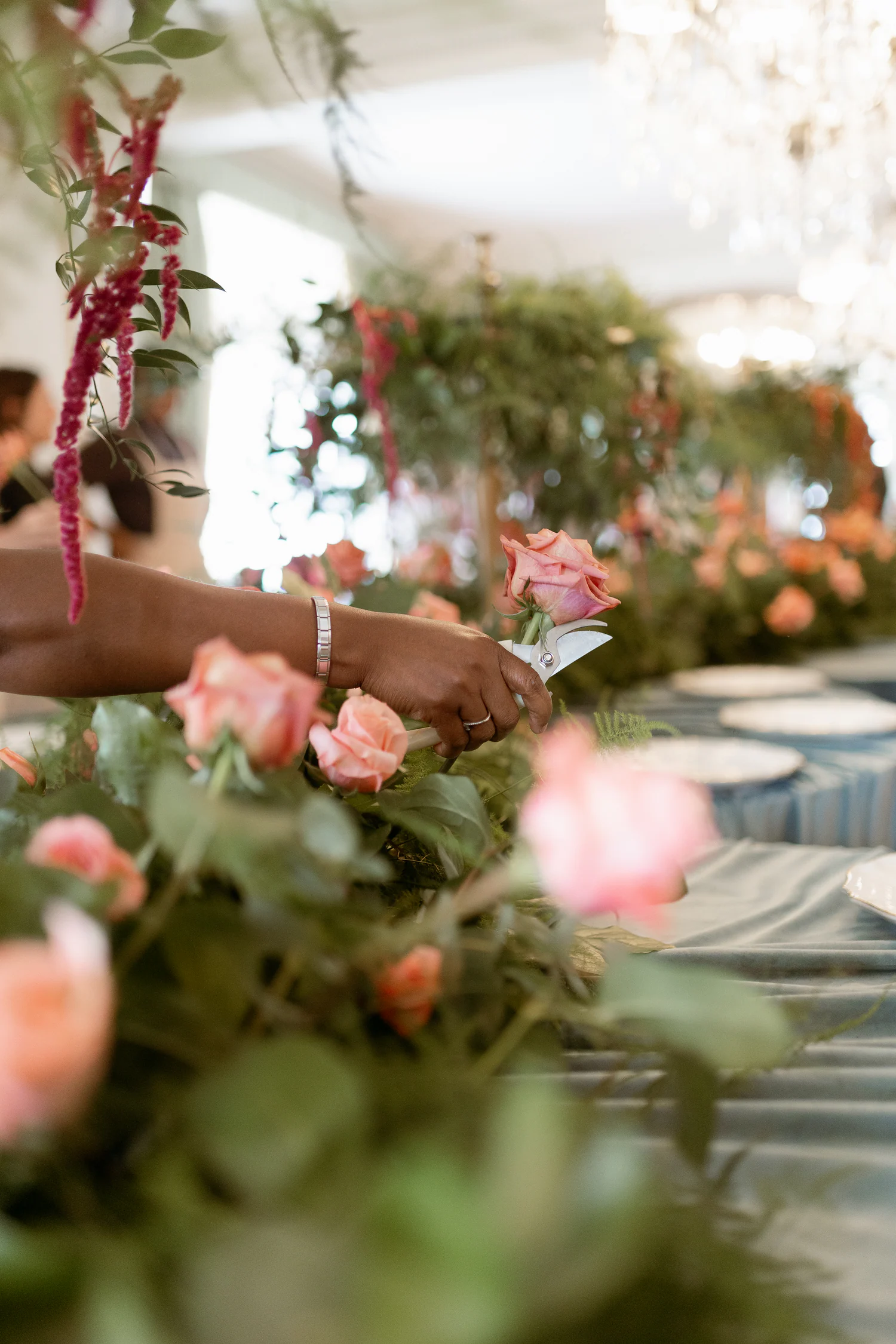 Composição floral a atravessar uma mesa de celebração