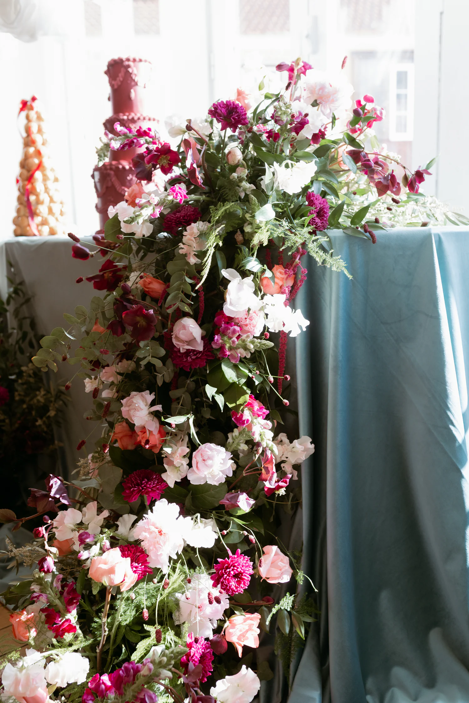 Instalação floral vertical junto à mesa de celebração