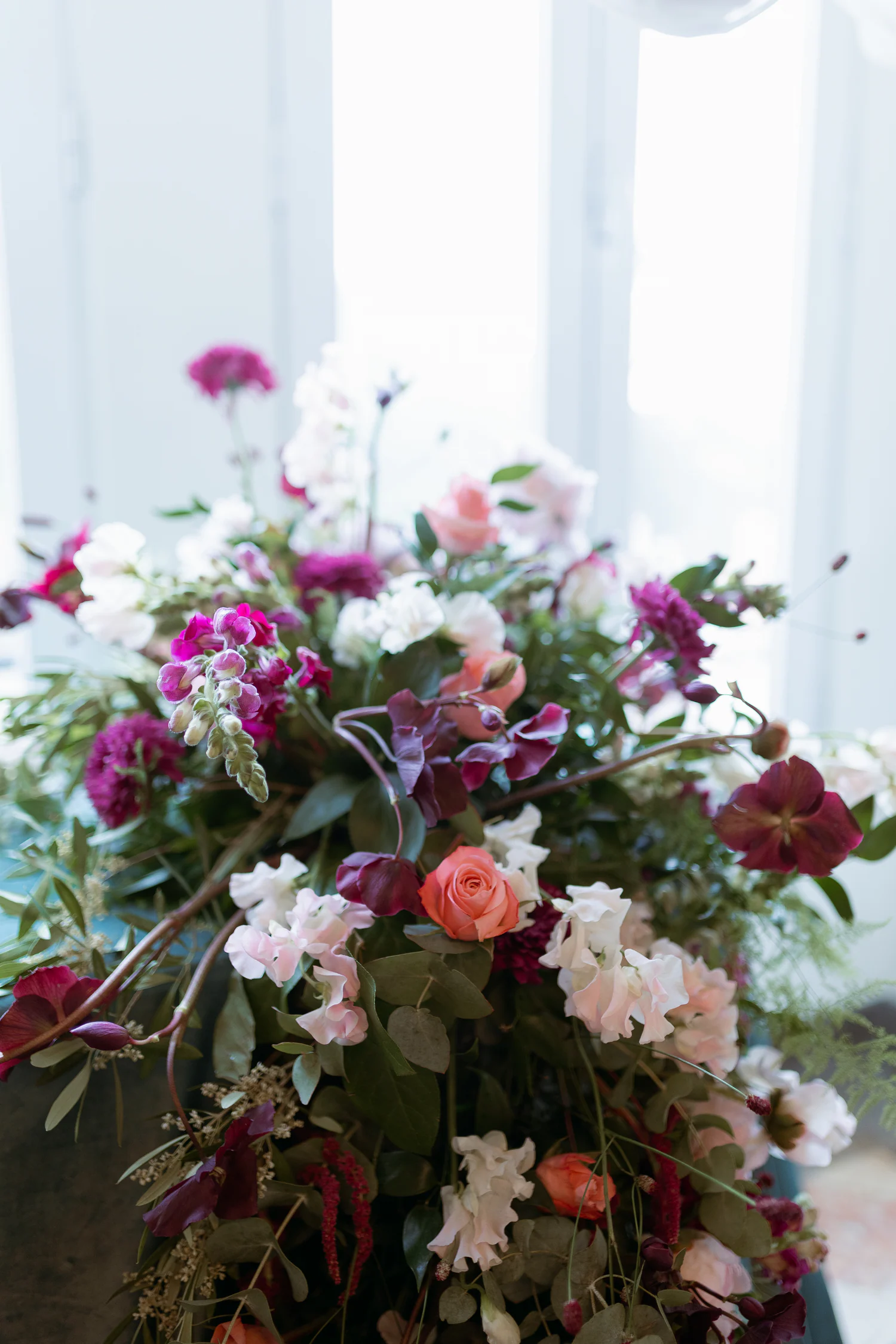Ramo de flores próximo da mesa de bolo