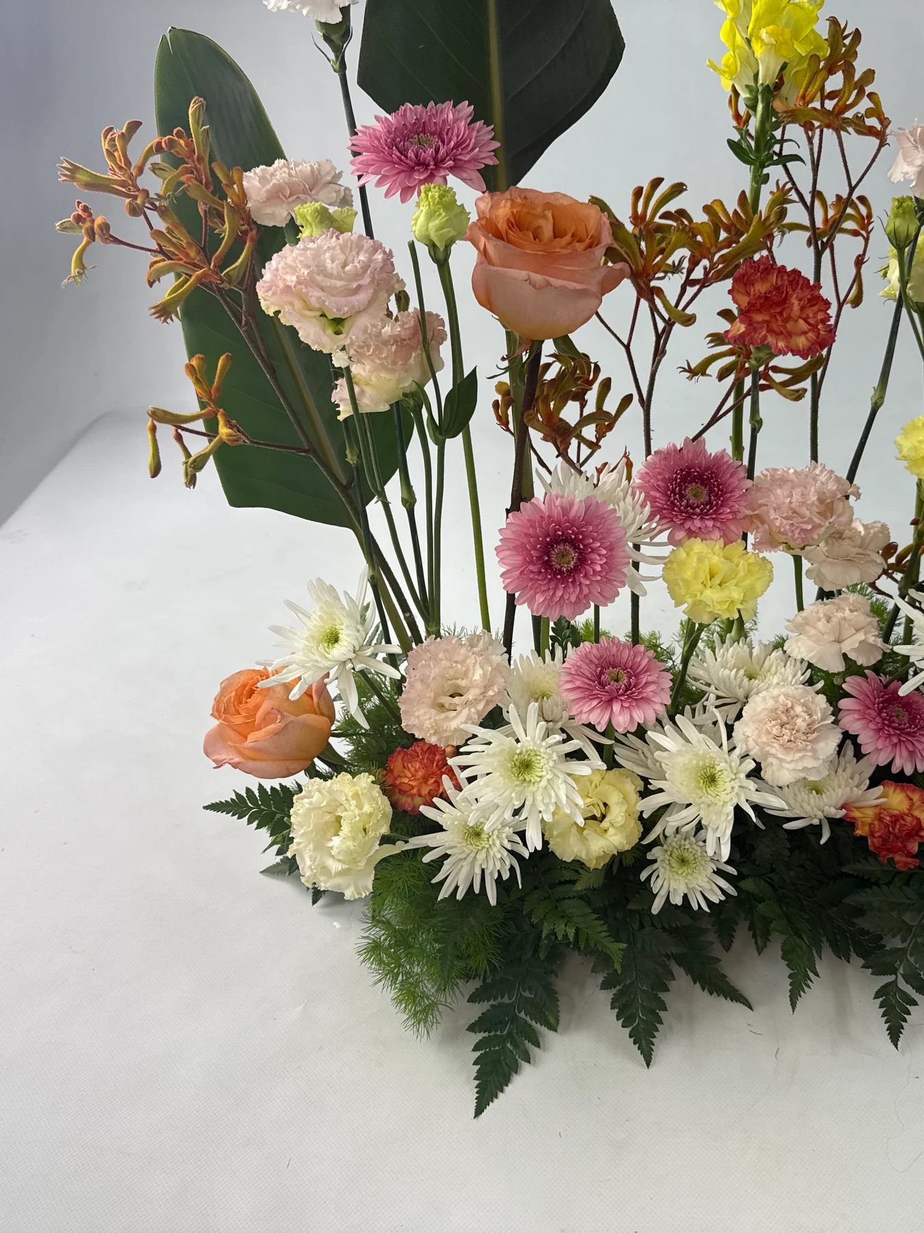 Arranjo floral em tons quentes criado no atelier